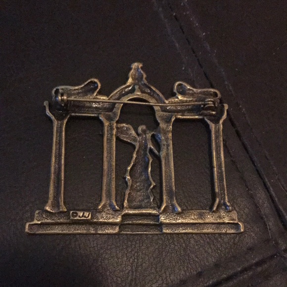 JJ JONETTE Vintage Goldtone Roman City Gate Brooch - Picture 2 of 3